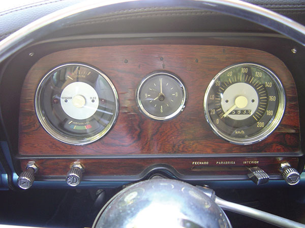 Mesmo com marcadores simples, fundo de madeira dá luxo ao visual